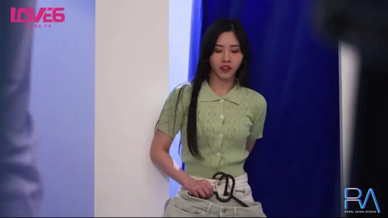 服装店女老板太饥渴，当然用鸡巴满足她了，后入抽插操逼到高潮，一副满足的表情，太骚了-百宝袋